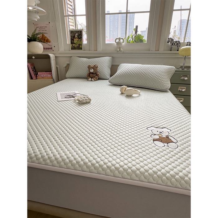 91家纺网 家纺一手货源 找家纺 几禾 2026新款大豆豆刺绣款凉席床笠款-小熊饼干 果绿-床笠款