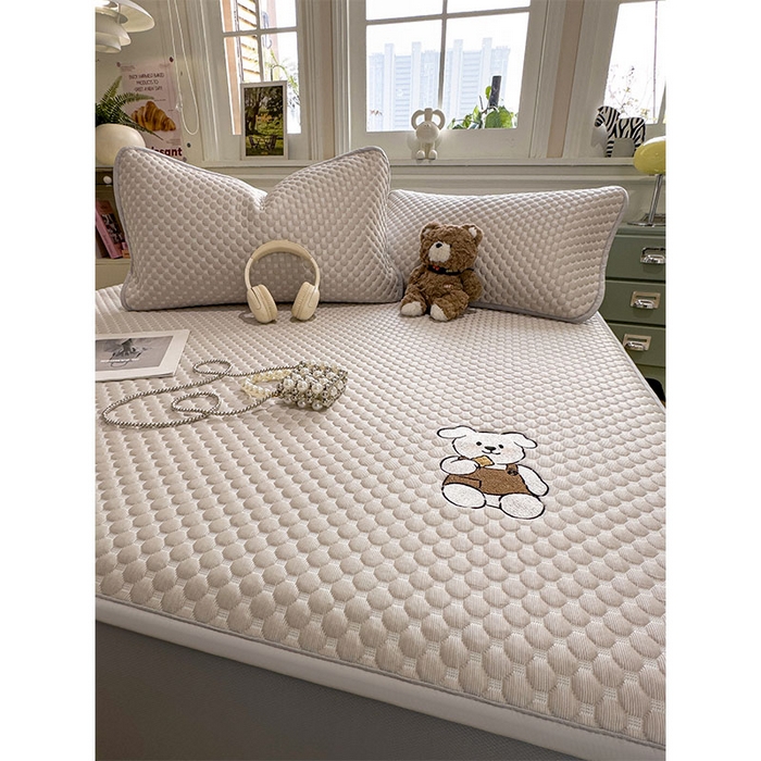 91家纺网 家纺一手货源 找家纺 几禾 2026新款大豆豆刺绣款凉席床笠款-小熊饼干 椰子灰-床笠款