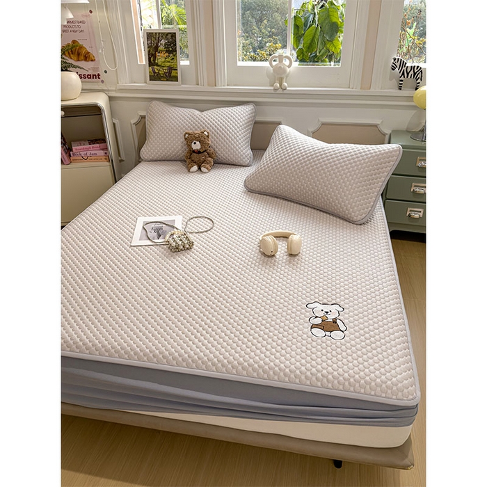 91家纺网 家纺一手货源 找家纺 几禾 2026新款大豆豆刺绣款凉席床笠款-小熊饼干 椰子灰-床笠款