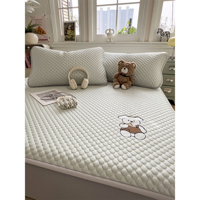 91家纺网 家纺一手货源 找家纺 几禾 2026新款大豆豆刺绣款凉席床笠款-小熊饼干 果绿-床笠款