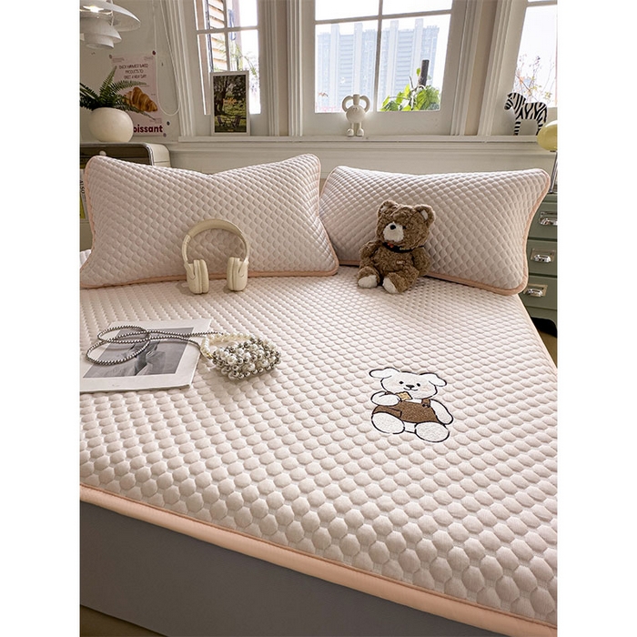 91家纺网 家纺一手货源 找家纺 几禾 2026新款大豆豆刺绣款凉席床笠款-小熊饼干 芭蕾粉-床笠款