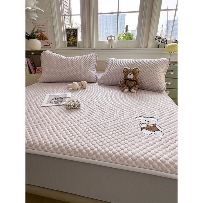 91家纺网 家纺一手货源 找家纺 几禾 2026新款大豆豆刺绣款凉席床笠款-小熊饼干 香芋紫-床笠款