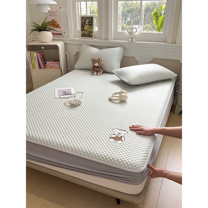 91家纺网 家纺一手货源 找家纺 几禾 2026新款大豆豆刺绣款凉席床笠款-小熊饼干 果绿-床笠款