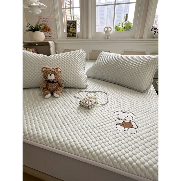 91家纺网 家纺一手货源 找家纺 几禾 2026新款大豆豆刺绣款凉席床笠款-小熊饼干 果绿-床笠款