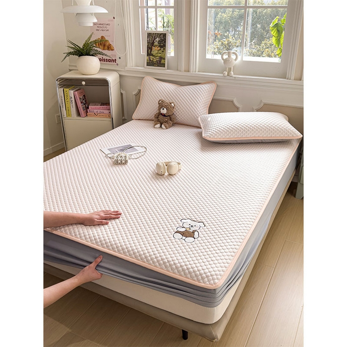 91家纺网 家纺一手货源 找家纺 几禾 2026新款大豆豆刺绣款凉席床笠款-小熊饼干 芭蕾粉-床笠款