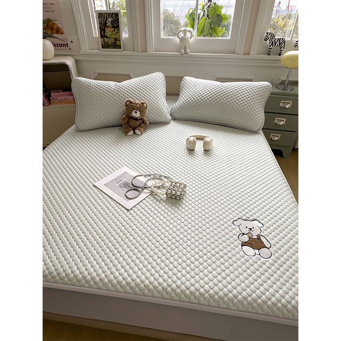 91家纺网 家纺一手货源 找家纺 几禾 2026新款大豆豆刺绣款凉席床笠款-小熊饼干 果绿-床笠款