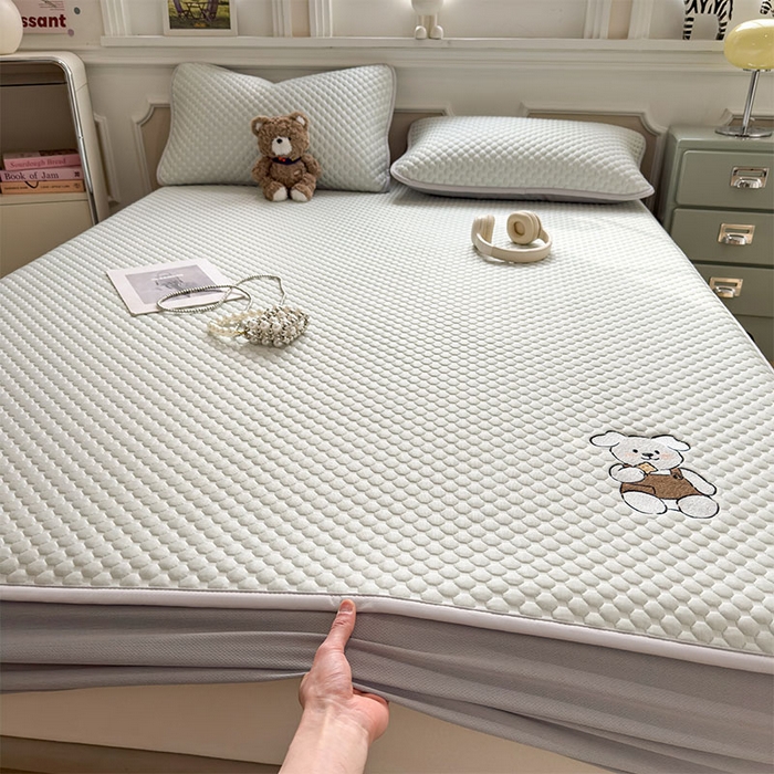 91家纺网 家纺一手货源 找家纺 几禾 2026新款大豆豆刺绣款凉席床笠款-小熊饼干 果绿-床笠款