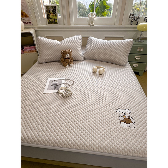 91家纺网 家纺一手货源 找家纺 几禾 2026新款大豆豆刺绣款凉席床笠款-小熊饼干 椰子灰-床笠款