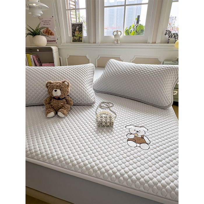 91家纺网 家纺一手货源 找家纺 几禾 2026新款大豆豆刺绣款凉席床笠款-小熊饼干 薇薇蓝-床笠款