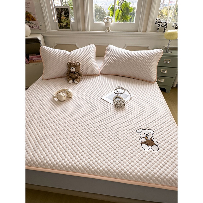 91家纺网 家纺一手货源 找家纺 几禾 2026新款大豆豆刺绣款凉席床笠款-小熊饼干 芭蕾粉-床笠款