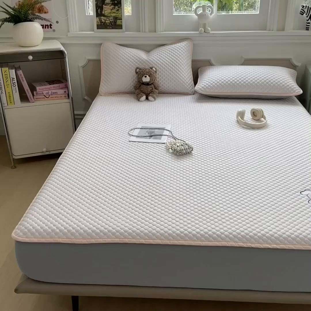 91家纺网 家纺一手货源 找家纺 几禾 2026新款大豆豆刺绣款凉席床笠款-小熊饼干 芭蕾粉-床笠款