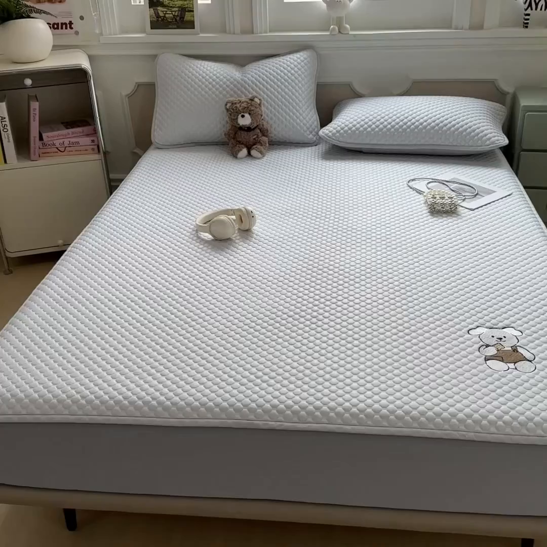 91家纺网 家纺一手货源 找家纺 几禾 2026新款大豆豆刺绣款凉席床笠款-小熊饼干 薇薇蓝-床笠款