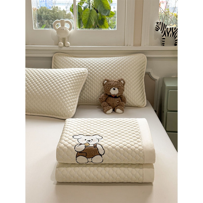 91家纺网 家纺一手货源 找家纺 （总）几禾 2026新款大豆豆刺绣款凉席床席款-小熊饼干