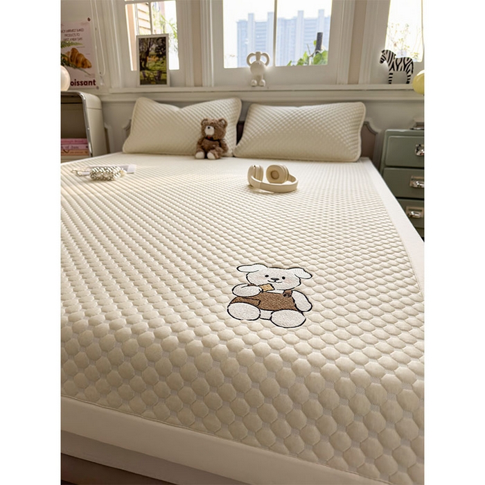 91家纺网 家纺一手货源 找家纺 （总）几禾 2026新款大豆豆刺绣款凉席床席款-小熊饼干