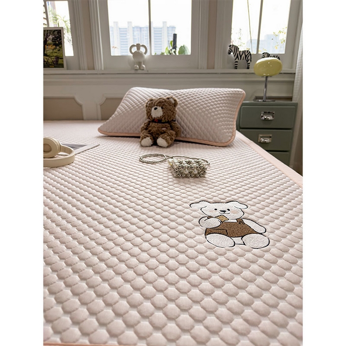 91家纺网 家纺一手货源 找家纺 几禾 2026新款大豆豆刺绣款凉席床席款-小熊饼干 芭蕾粉-床铺款