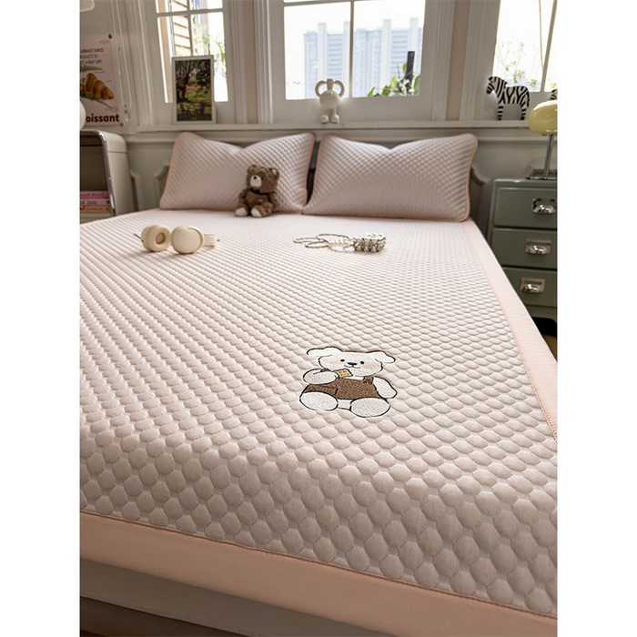 91家纺网 家纺一手货源 找家纺 几禾 2026新款大豆豆刺绣款凉席床席款-小熊饼干 芭蕾粉-床铺款