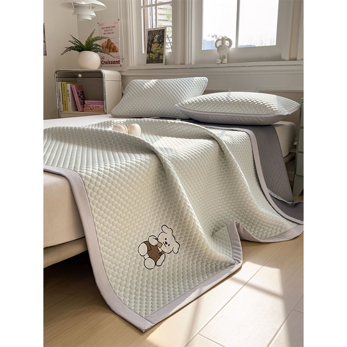 91家纺网 家纺一手货源 找家纺 几禾 2026新款大豆豆刺绣款凉席床席款-小熊饼干 果绿-床铺款