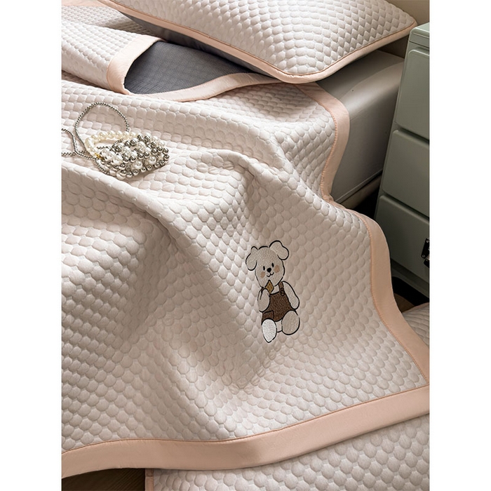 91家纺网 家纺一手货源 找家纺 几禾 2026新款大豆豆刺绣款凉席床席款-小熊饼干 芭蕾粉-床铺款