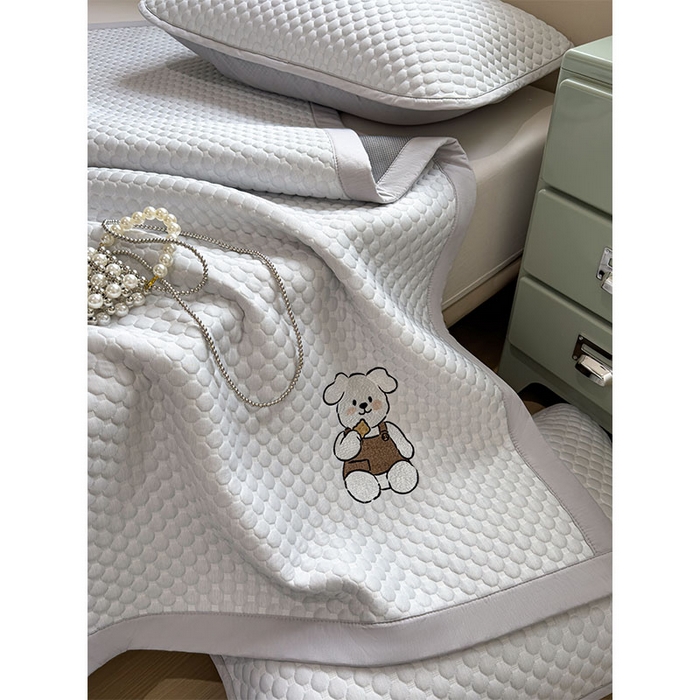 91家纺网 家纺一手货源 找家纺 几禾 2026新款大豆豆刺绣款凉席床席款-小熊饼干 薇薇蓝-床铺款