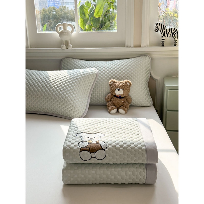 91家纺网 家纺一手货源 找家纺 几禾 2026新款大豆豆刺绣款凉席床席款-小熊饼干 果绿-床铺款