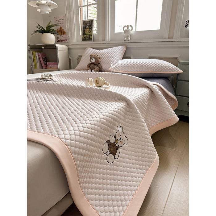 91家纺网 家纺一手货源 找家纺 几禾 2026新款大豆豆刺绣款凉席床席款-小熊饼干 芭蕾粉-床铺款