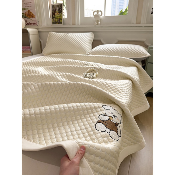 91家纺网 家纺一手货源 找家纺 几禾 2026新款大豆豆刺绣款凉席床席款-小熊饼干 奶酪黄-床铺款