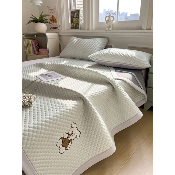 91家纺网 家纺一手货源 找家纺 几禾 2026新款大豆豆刺绣款凉席床席款-小熊饼干 果绿-床铺款