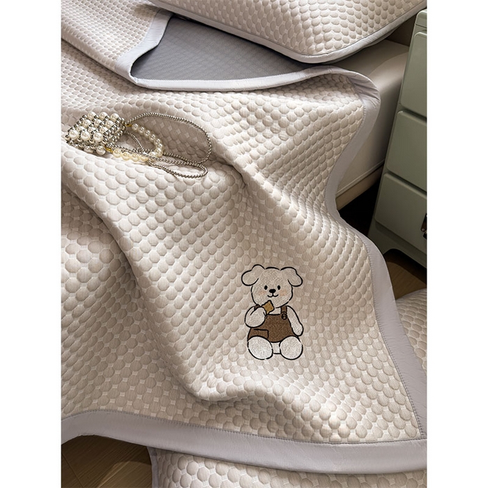 91家纺网 家纺一手货源 找家纺 几禾 2026新款大豆豆刺绣款凉席床席款-小熊饼干 椰子灰-床铺款