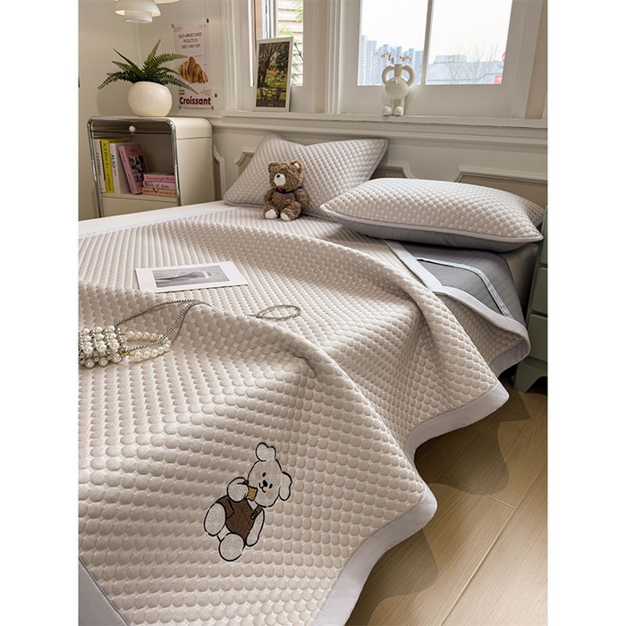 91家纺网 家纺一手货源 找家纺 几禾 2026新款大豆豆刺绣款凉席床席款-小熊饼干 椰子灰-床铺款