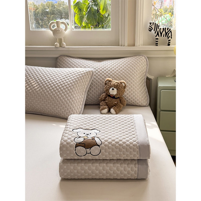 91家纺网 家纺一手货源 找家纺 几禾 2026新款大豆豆刺绣款凉席床席款-小熊饼干 椰子灰-床铺款