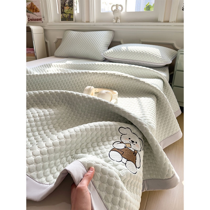 91家纺网 家纺一手货源 找家纺 几禾 2026新款大豆豆刺绣款凉席床席款-小熊饼干 果绿-床铺款