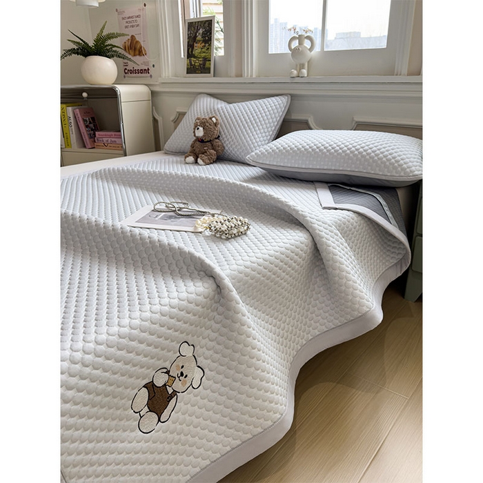 91家纺网 家纺一手货源 找家纺 几禾 2026新款大豆豆刺绣款凉席床席款-小熊饼干 薇薇蓝-床铺款