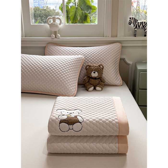 91家纺网 家纺一手货源 找家纺 几禾 2026新款大豆豆刺绣款凉席床席款-小熊饼干 芭蕾粉-床铺款