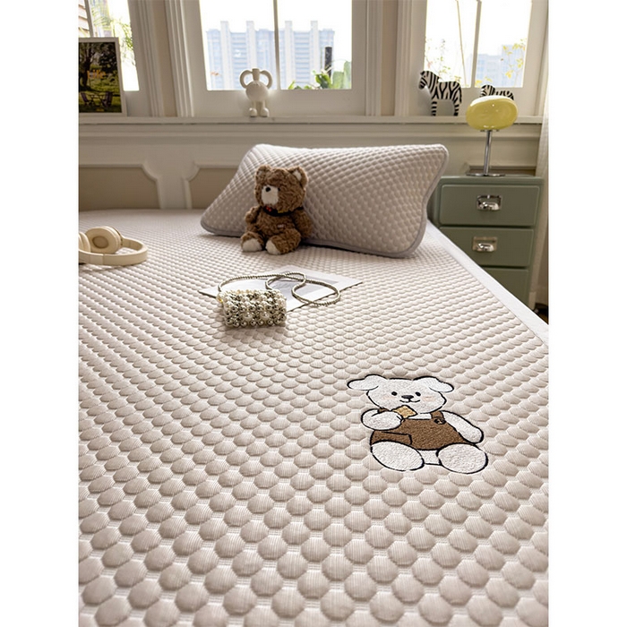 91家纺网 家纺一手货源 找家纺 几禾 2026新款大豆豆刺绣款凉席床席款-小熊饼干 椰子灰-床铺款