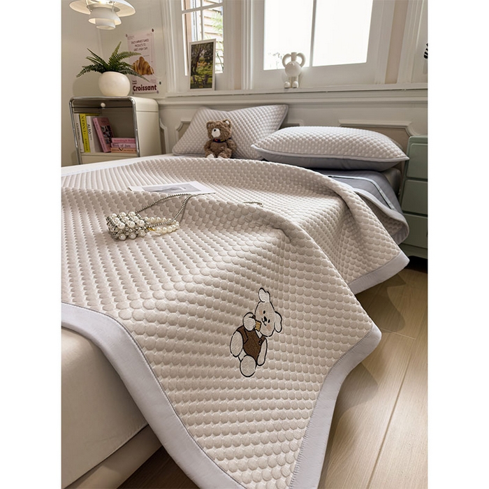 91家纺网 家纺一手货源 找家纺 几禾 2026新款大豆豆刺绣款凉席床席款-小熊饼干 椰子灰-床铺款