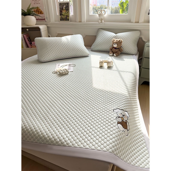 91家纺网 家纺一手货源 找家纺 几禾 2026新款大豆豆刺绣款凉席床席款-小熊饼干 果绿-床铺款