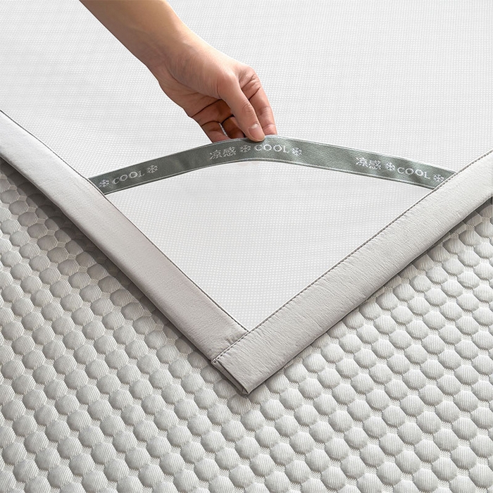 91家纺网 家纺一手货源 找家纺 几禾 2026新款大豆豆刺绣款凉席床席款-小熊饼干 薇薇蓝-床铺款