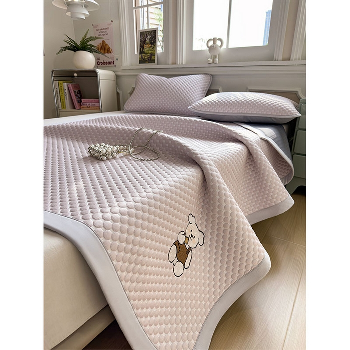 91家纺网 家纺一手货源 找家纺 几禾 2026新款大豆豆刺绣款凉席床席款-小熊饼干 香芋紫-床铺款