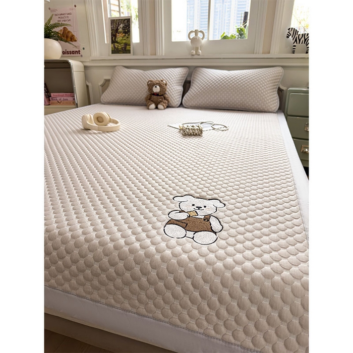 91家纺网 家纺一手货源 找家纺 几禾 2026新款大豆豆刺绣款凉席床席款-小熊饼干 椰子灰-床铺款