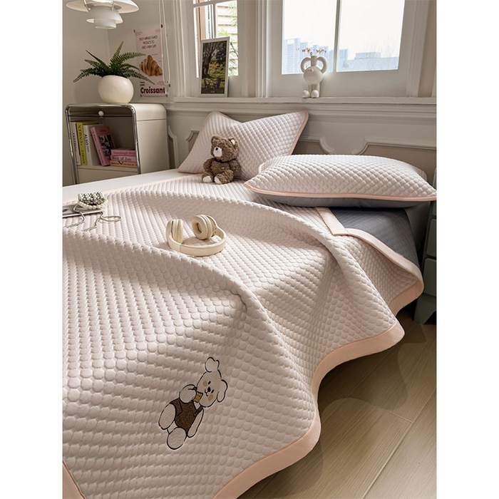 91家纺网 家纺一手货源 找家纺 几禾 2026新款大豆豆刺绣款凉席床席款-小熊饼干 芭蕾粉-床铺款