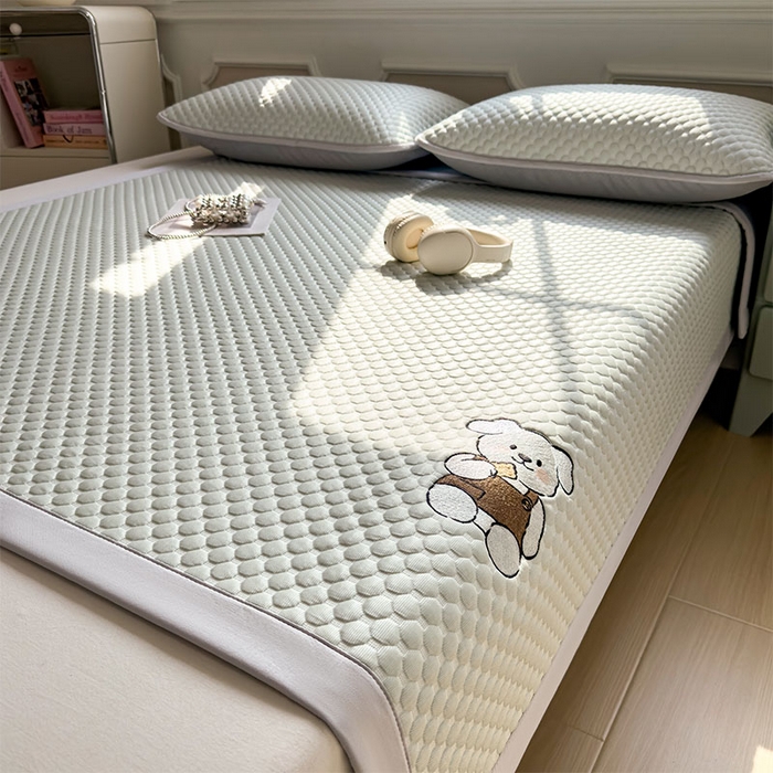 91家纺网 家纺一手货源 找家纺 几禾 2026新款大豆豆刺绣款凉席床席款-小熊饼干 果绿-床铺款