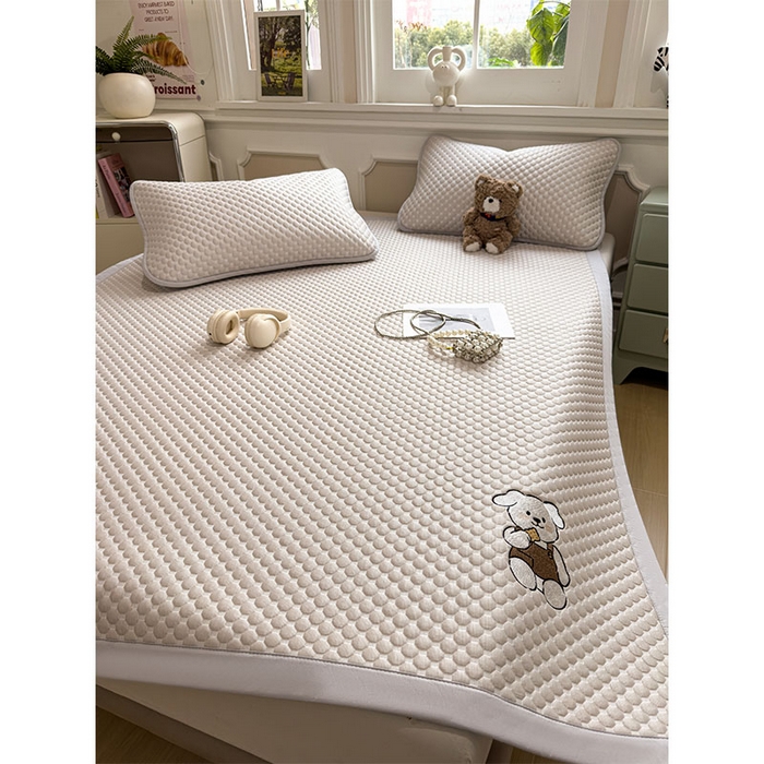 91家纺网 家纺一手货源 找家纺 几禾 2026新款大豆豆刺绣款凉席床席款-小熊饼干 椰子灰-床铺款