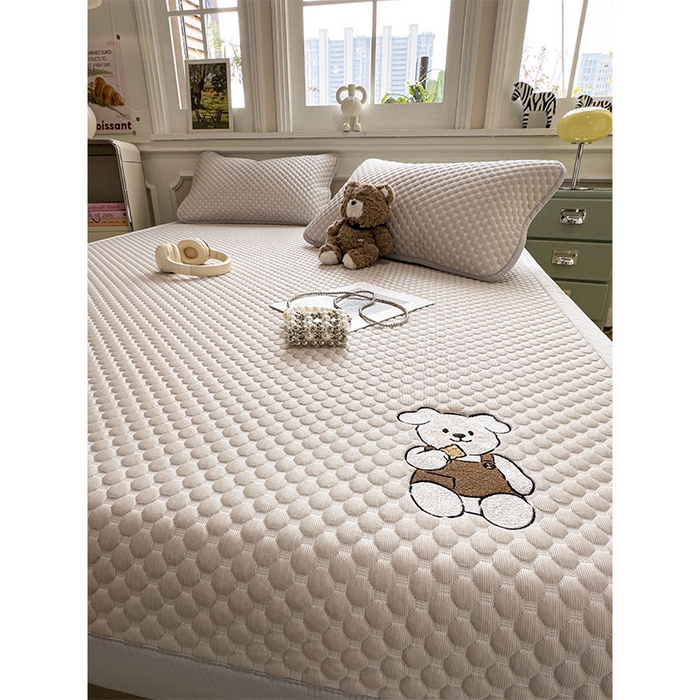 91家纺网 家纺一手货源 找家纺 几禾 2026新款大豆豆刺绣款凉席床席款-小熊饼干 椰子灰-床铺款