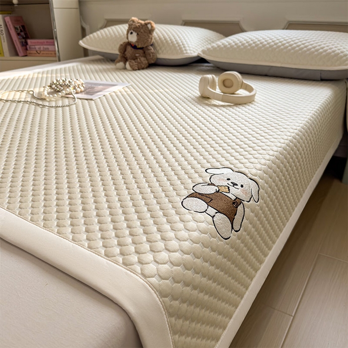 91家纺网 家纺一手货源 找家纺 几禾 2026新款大豆豆刺绣款凉席床席款-小熊饼干 奶酪黄-床铺款