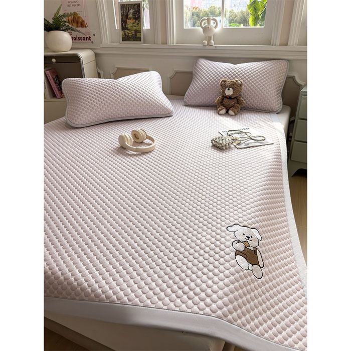 91家纺网 家纺一手货源 找家纺 几禾 2026新款大豆豆刺绣款凉席床席款-小熊饼干 香芋紫-床铺款