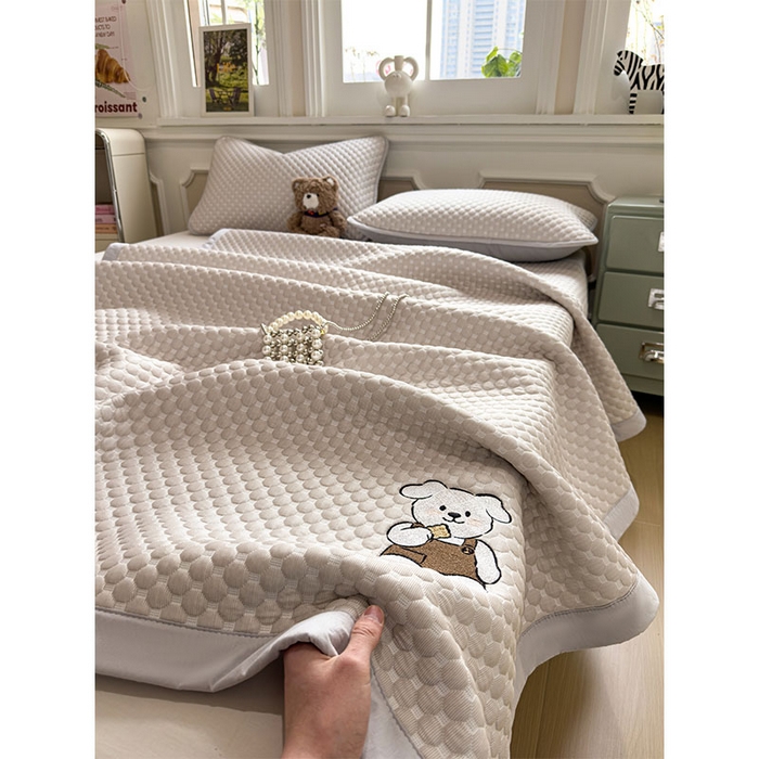 91家纺网 家纺一手货源 找家纺 几禾 2026新款大豆豆刺绣款凉席床席款-小熊饼干 椰子灰-床铺款