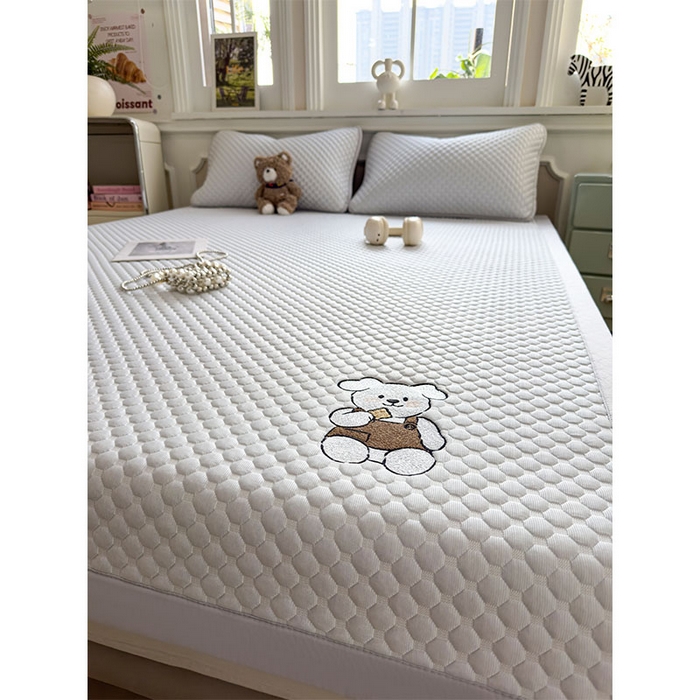 91家纺网 家纺一手货源 找家纺 几禾 2026新款大豆豆刺绣款凉席床席款-小熊饼干 薇薇蓝-床铺款