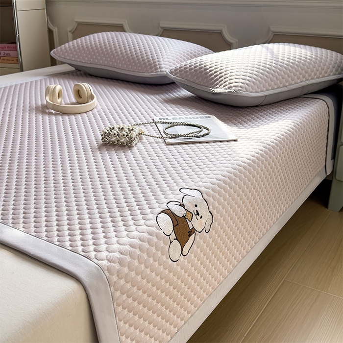 91家纺网 家纺一手货源 找家纺 几禾 2026新款大豆豆刺绣款凉席床席款-小熊饼干 香芋紫-床铺款