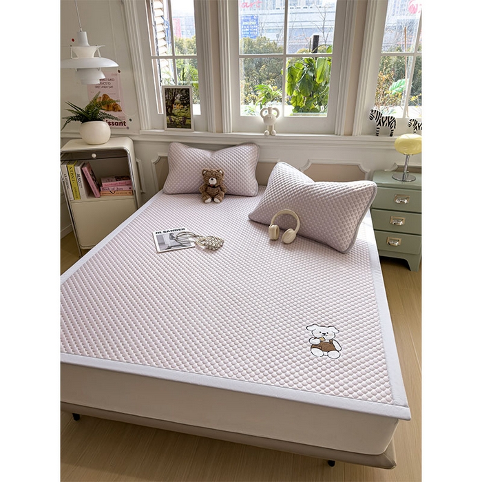 91家纺网 家纺一手货源 找家纺 几禾 2026新款大豆豆刺绣款凉席床席款-小熊饼干 香芋紫-床铺款