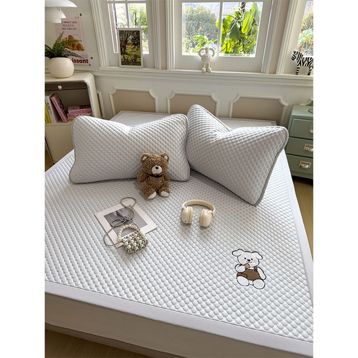 91家纺网 家纺一手货源 找家纺 几禾 2026新款大豆豆刺绣款凉席床席款-小熊饼干 薇薇蓝-床铺款